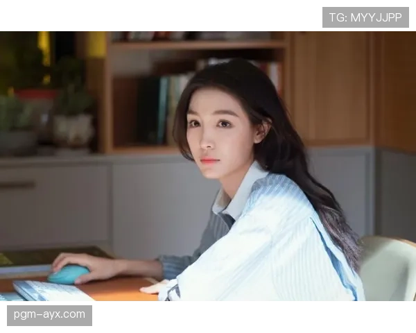 刚刷到张楠训练服配名牌拖鞋、躺私人泳池刷手机，真是又羡慕又想笑